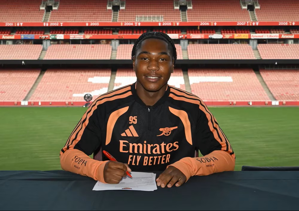 Joshua Sesay signing scholarship terms with Arsenal (Photo via Arsenal.com)