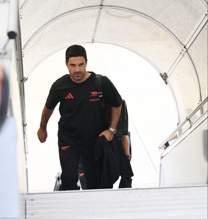 Mikel Arteta travelling to Girona (Photo via Arsenal.com)
