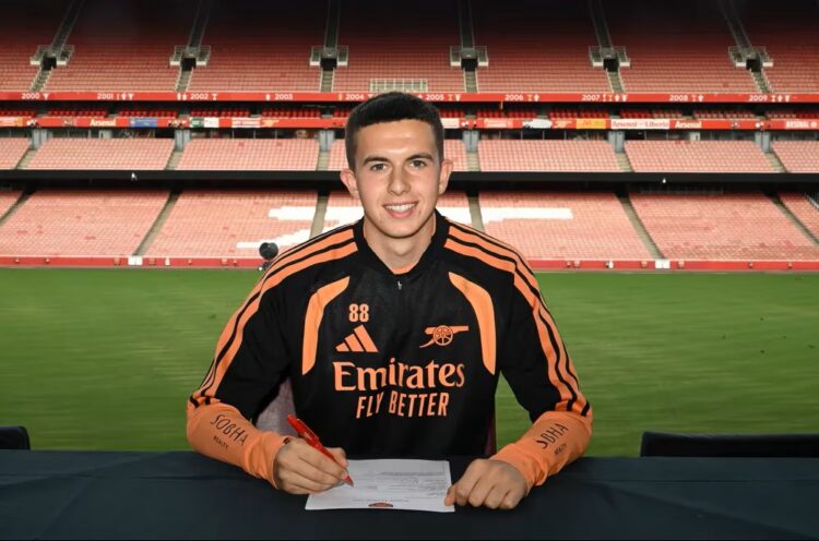 Daniel McCarron signing scholarship terms with Arsenal (Photo via Arsenal.com)
