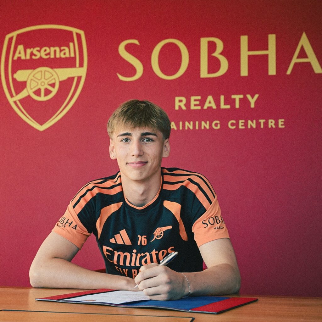 Remi Lupinski signing his professional contract at Arsenal (Photo via Arsenal.com)