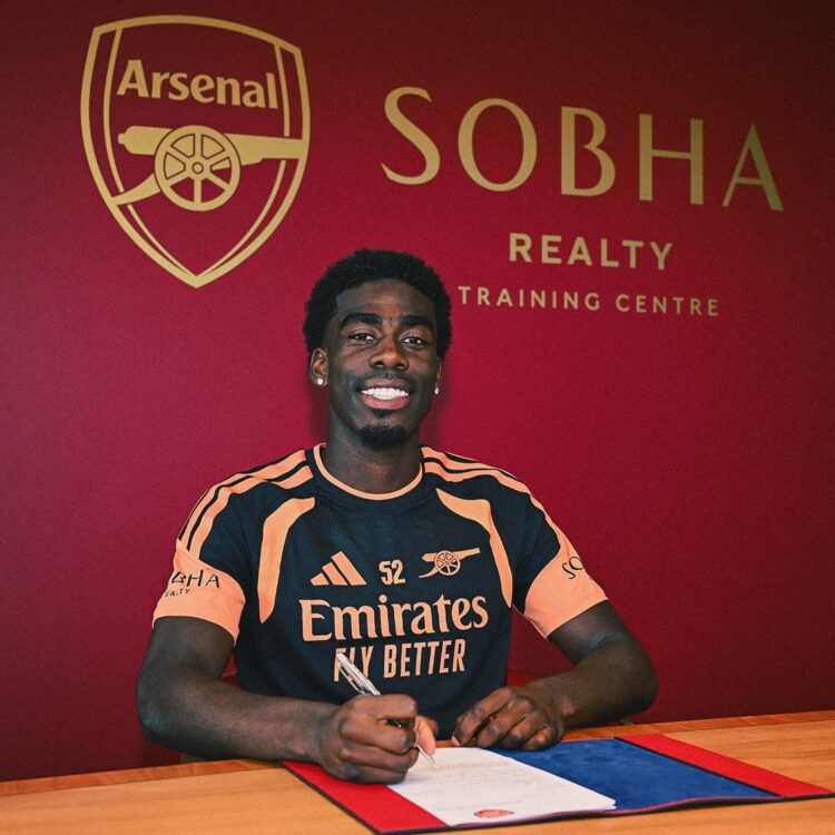 Josh Ogunnaike signing his contract (Photo via Arsenal Academy on Instagram)