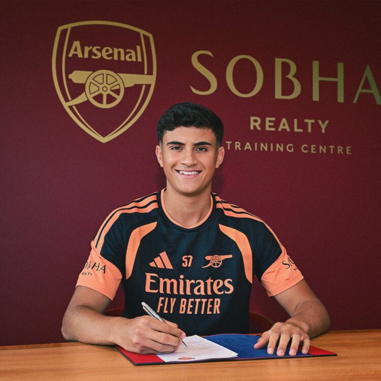 Elijah Upson after signing for Arsenal (Photo via Arsenal.com)