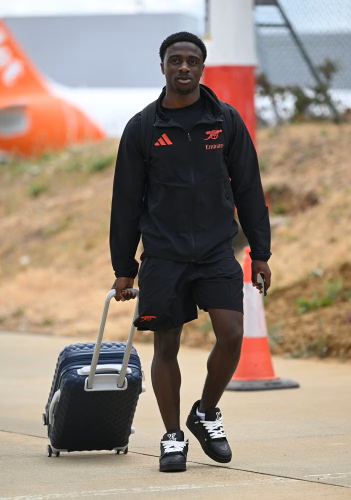 Ismeal Kabia travelling to Girona (Photo via Arsenal.com)