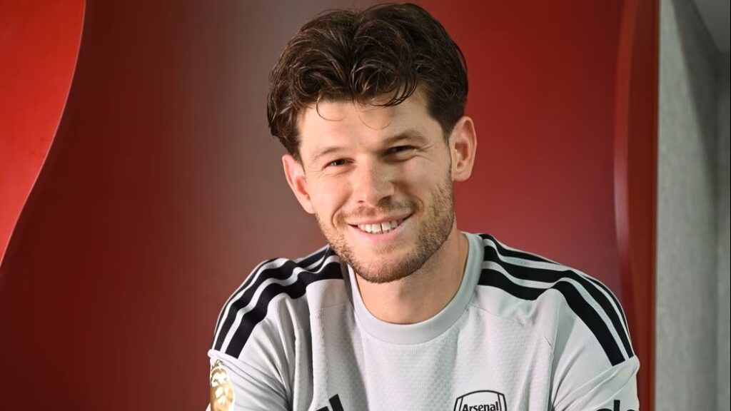 Illan Meslier signing for Arsenal (Photo via Arsenal.com)