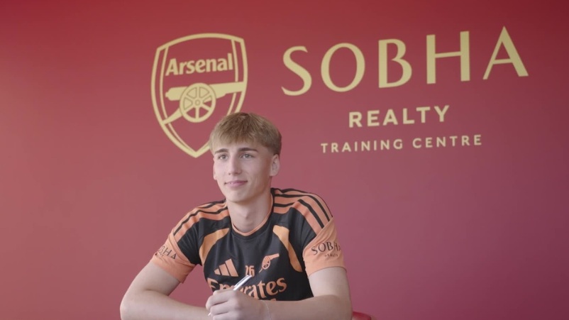Remi Lupinski signing his professional contract at Arsenal (Photo via Arsenal.com)