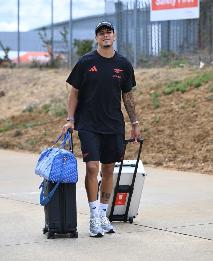 Piero Hincapie travelling to Girona (Photo via Arsenal.com)