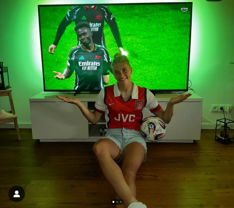 selina cecri wearing an old Arsenal shirt, copying Bukayo Saka's shrug