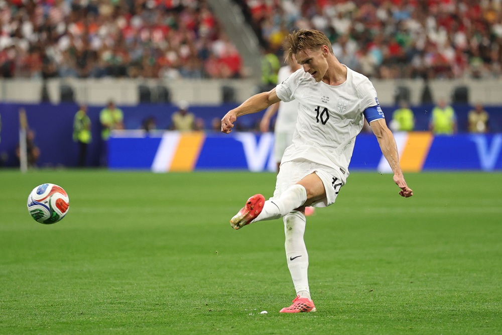 Martin Odegaard #10 of Norway crosses the ball during the FIFA World Cup 2026 Round Of 32 match between Cote d'Ivoire and Norway at Dallas Stadium on June 30, 2026 in Arlington, Texas. (Photo by Stacy Revere/Getty Images)