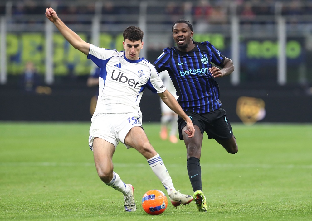 Jacobo Ramon of Como 1907 is pressured by Marcus Thuram of FC Internazionale during the Serie A match between FC Internazionale and Como 1907 at Giuseppe Meazza Stadium on December 06, 2025 in Milan, Italy. (Photo by Marco Luzzani/Getty Images)