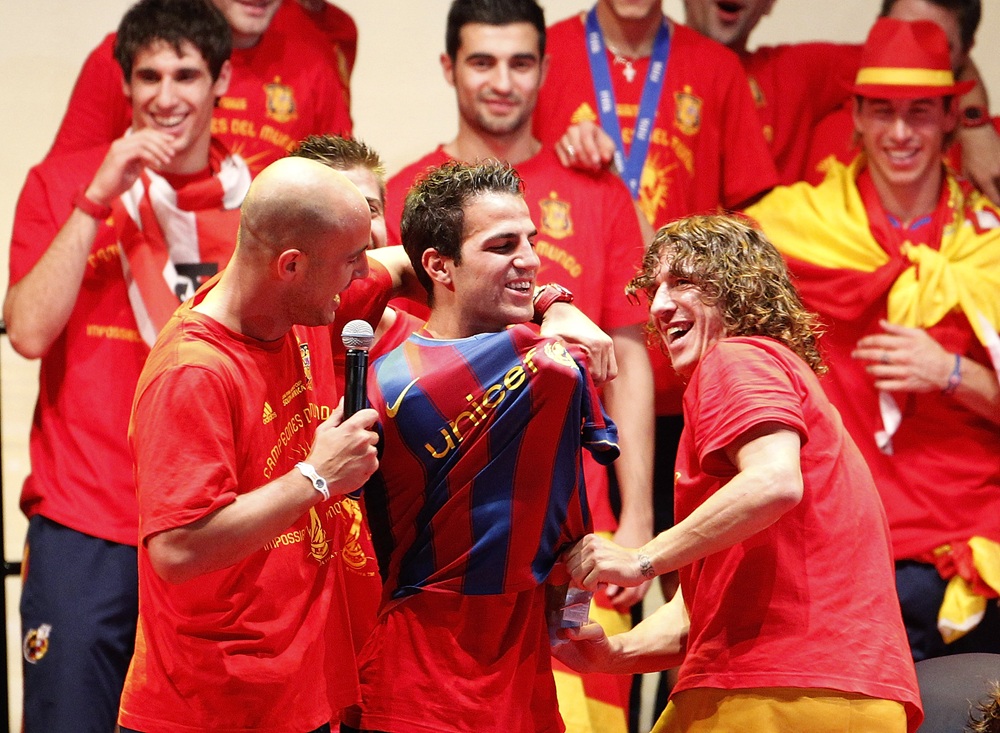 Arsenal win the World Cup - again 6 Pepe Reina (L) and Carles Puyol (R) of the Spanish national football team put a FC Barcelona shirt on Cesc Fabregas during the Spanish team's parade following their victory in the 2010 FIFA World Cup on July 12, 2010 in Madrid, Spain. (Photo by Daniel Sastre/Getty Images)