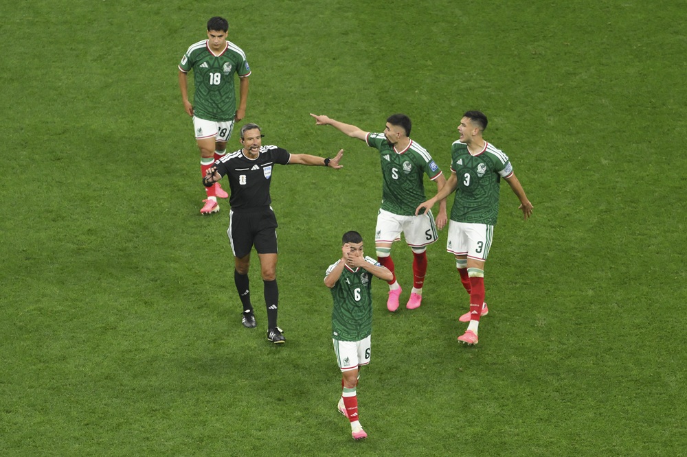 Johan Vasquez #5, Cesar Montes #3 and Erik Lira #6 of Mexico appeals towards the Referee after Piero Hincapie #3 of Ecuador (not pictured) covers his mouth whilst speaking to Santiago Gimenez #11 of Mexico (not pictured) during the FIFA World Cup 2026 Round Of 32 match between Mexico and Ecuador at Mexico City Stadium on June 30, 2026 in Mexico City, Mexico. (Photo by David Ramos/Getty Images)