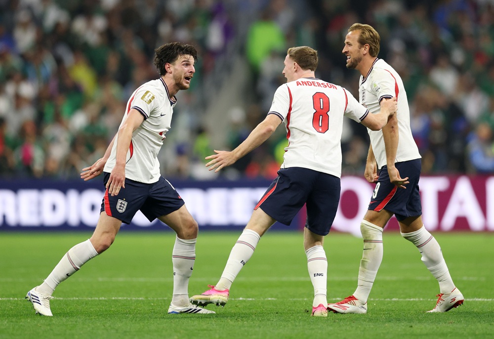 Declan Rice #4, Harry Kane #9 and Elliot Anderson #8 of England celebrate the team's 3-2 victory after the FIFA World Cup 2026 Round of 16 match between Mexico and England at Mexico City Stadium on July 05, 2026 in Mexico City, Mexico. (Photo by Michael Steele/Getty Images)