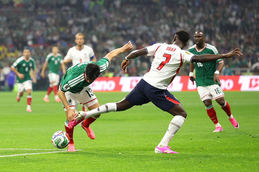 Gilberto Mora #19 of Mexico competes for the ball against Bukayo Saka #7 of England during the FIFA World Cup 2026 Round of 16 match between Mexico and England at Mexico City Stadium on July 05, 2026 in Mexico City, Mexico. (Photo by Charlotte Wilson/Getty Images)