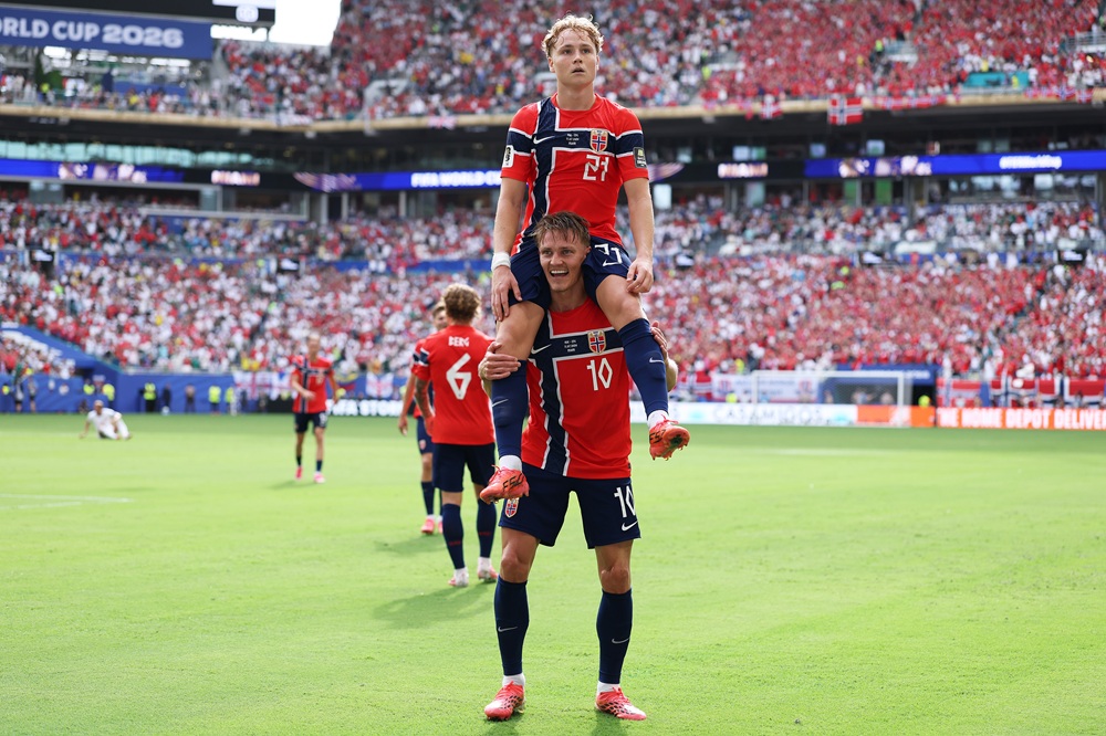 Odegaard set Arsenal World Cup record before elimination 3 Andreas Schjelderup #21 of Norway celebrates with Martin Odegaard #10 after scoring the team's first goal during the FIFA World Cup 2026 Quarter Final match between Norway and England at Miami Stadium on July 11, 2026 in Miami Gardens, Florida. (Photo by Justin Setterfield/Getty Images)