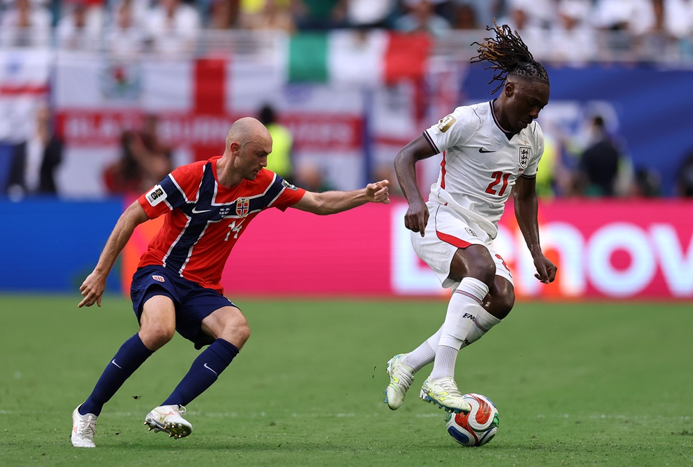Eberechi Eze #21 of England controls the ball against Fredrik Aursnes #14 of Norway during the FIFA World Cup 2026 Quarter Final match between Norway and England at Miami Stadium on July 11, 2026 in Miami Gardens, Florida. (Photo by Buda Mendes/Getty Images)
