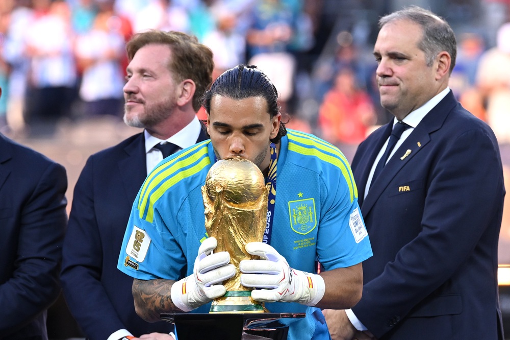 Video: Arsenal 30yo gets caught in netting after World Cup win 2 David Raya #1 of Spain kisses the FIFA World Cup Winner's Trophy after the FIFA World Cup 2026 Final match between Spain and Argentina at New York New Jersey Stadium on July 19, 2026 in East Rutherford, New Jersey. (Photo by David Ramos/Getty Images)