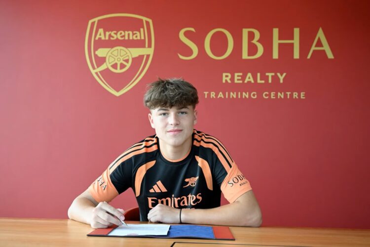 Phoenix Blayney signing for Arsenal (Photo via Arsenal.com)