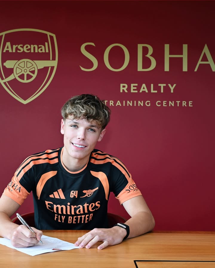 Arsenal announce young striker signing from Blackburn Rovers