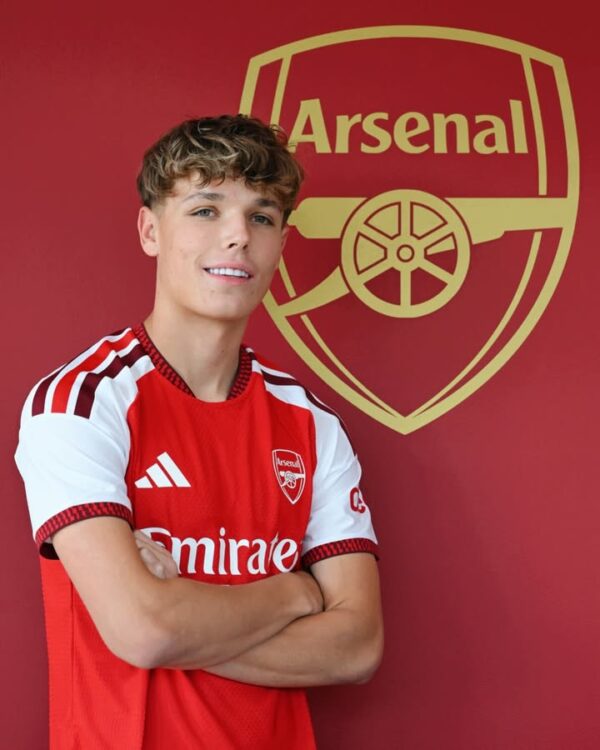 Igor Tyjon signing for Arsenal (Photo via Arsenal Academy on Instagram)