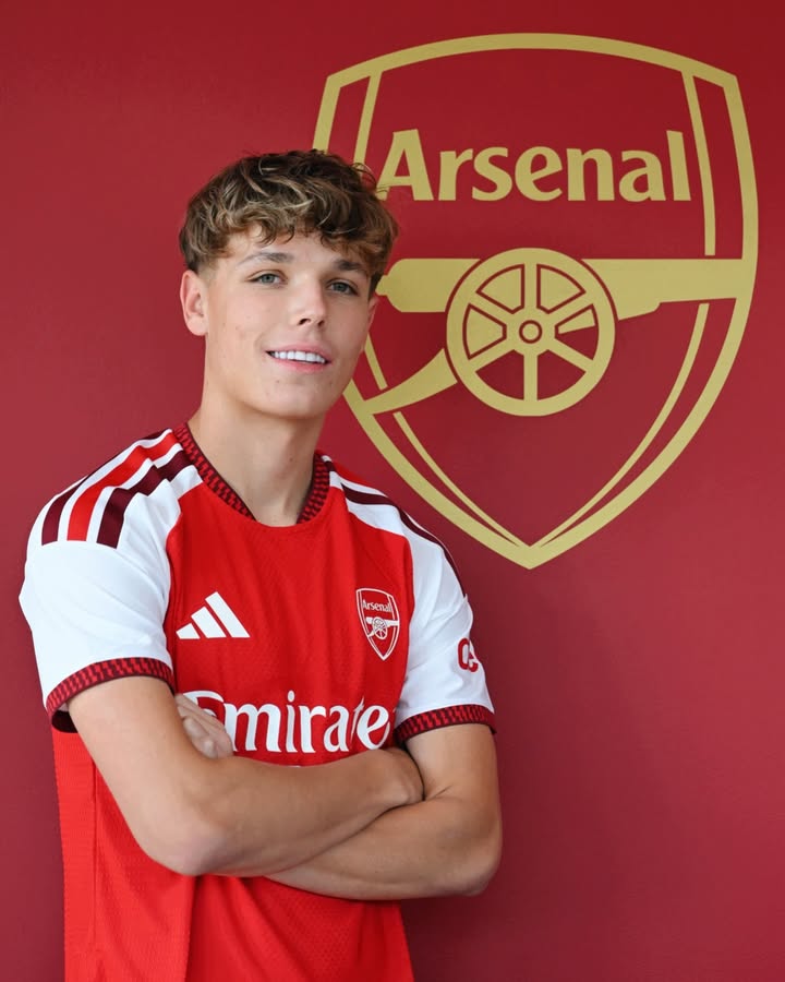 Igor Tyjon signing for Arsenal (Photo via Arsenal Academy on Instagram)