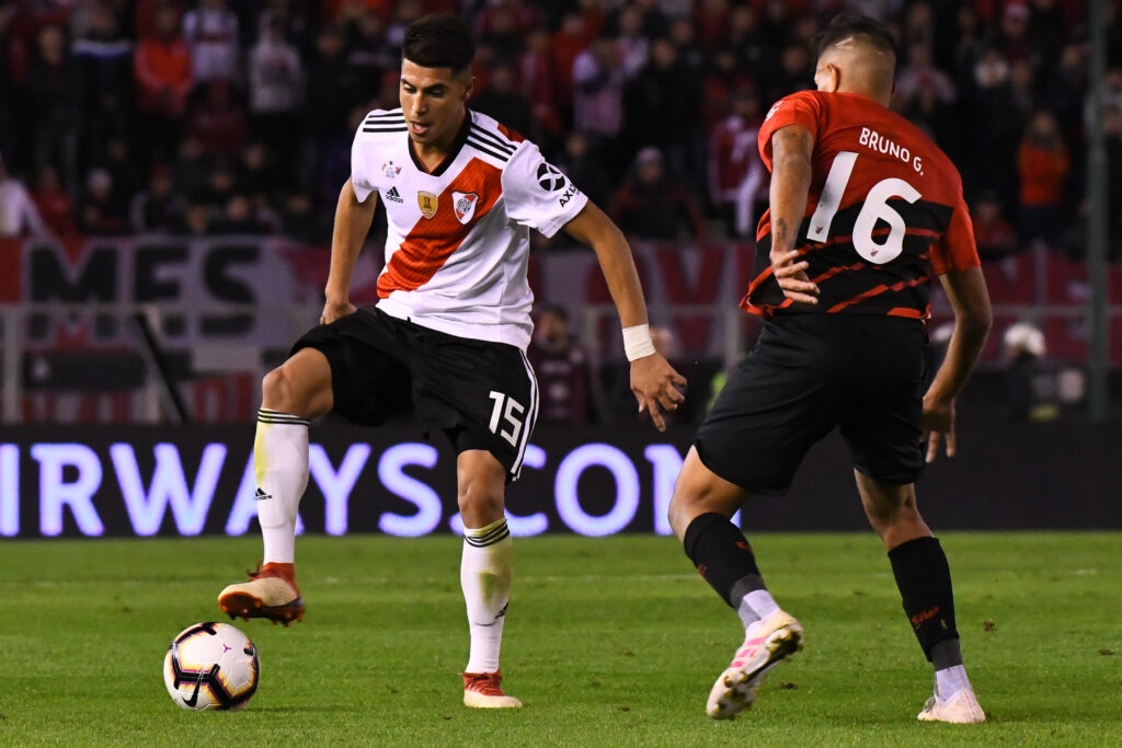BUENOS AIRES, ARGENTINA - MAY 30: Exequiel Palacios, of River Plate, fights for the ball with Bruno Guimaraes Rodriguez Moura, of Paranaense, during the second leg match of the final of the CONMEBOL Recopa Sudamericana 2019 between River Plate and Athletico Paranaense at Estadio Monumental Antonio Vespucio Liberti on May 30, 2019 in Buenos Aires, Argentina. (Photo by Amilcar Orfali/Getty Images)