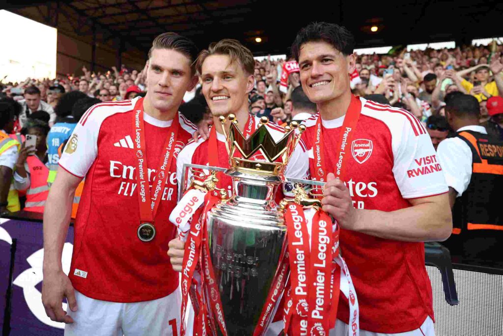 Christian Norgaard leaves Arsenal for Everton 2 LONDON, ENGLAND - MAY 24: Viktor Gyoekeres, Martin Odegaard and Christian Norgaard of Arsenal pose for a photograph the Premier League trophy as players of Arsenal celebrate, as they are crowned the Champions of the Premier League for the 2025/26 Season, after the Premier League match between Crystal Palace and Arsenal at Selhurst Park on May 24, 2026 in London, England. (Photo by Michael Regan/Getty Images For Premier League)