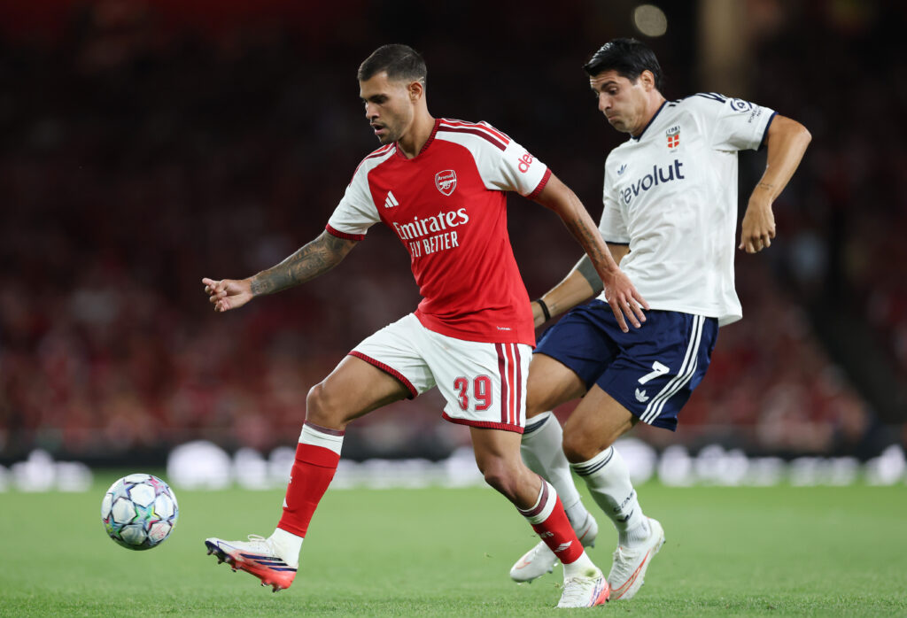 LONDON, ENGLAND - AUGUST 12: Bruno Guimaraes of Arsenal is put under pressure by Alvaro Morata of Como 1907 during the pre-season friendly match between Arsenal FC and Como Calcio at Emirates Stadium on August 12, 2026 in London, England. (Photo by Justin Setterfield/Getty Images)