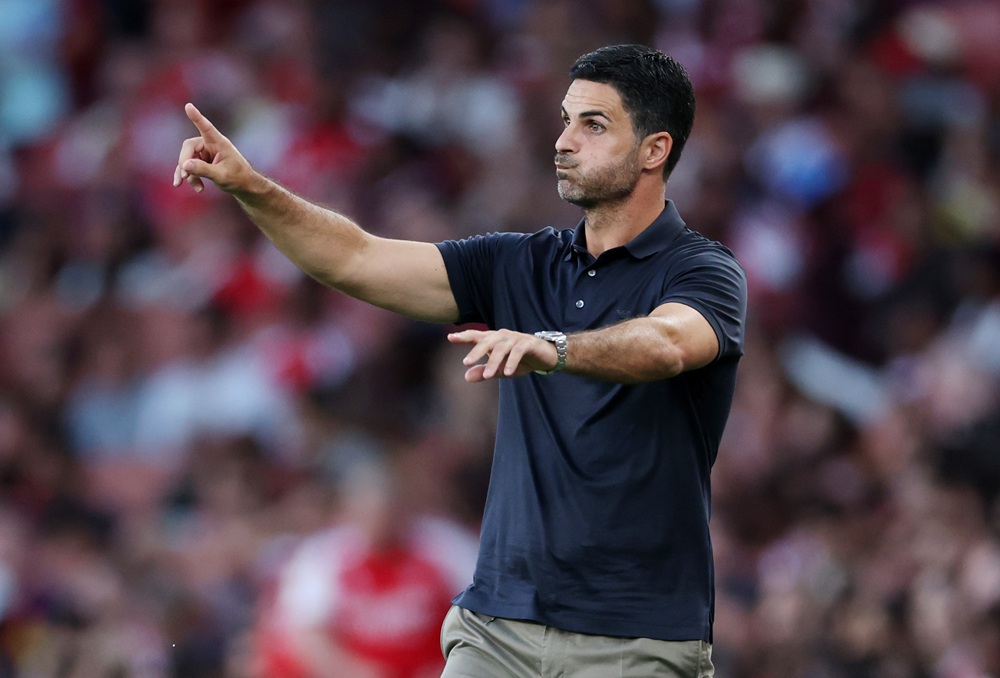Mikel Arteta, Manager of Arsenal, gives the team instructions during the pre-season friendly match between Arsenal FC and Como Calcio at Emirates Stadium on August 12, 2026 in London, England. (Photo by Justin Setterfield/Getty Images)