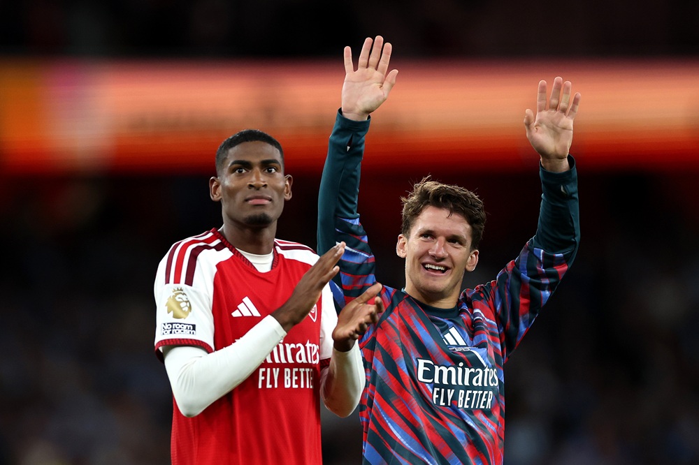 Cristhian Mosquera and Christos Tzolis of Arsenal acknowledge the fans after the Premier League 2026/27 match between Arsenal FC and Coventry City at Emirates Stadium on August 21, 2026 in London, England. (Photo by Justin Setterfield/Getty Images)