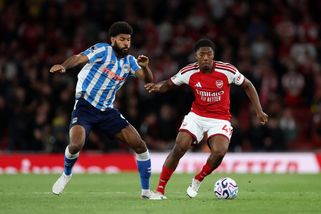 LONDON, ENGLAND - AUGUST 21: Myles Lewis-Skelly of Arsenal holds off Ellis Simms of Coventry City during the Premier League 2026/27 match between Arsenal FC and Coventry City at Emirates Stadium on August 21, 2026 in London, England. (Photo by Justin Setterfield/Getty Images)