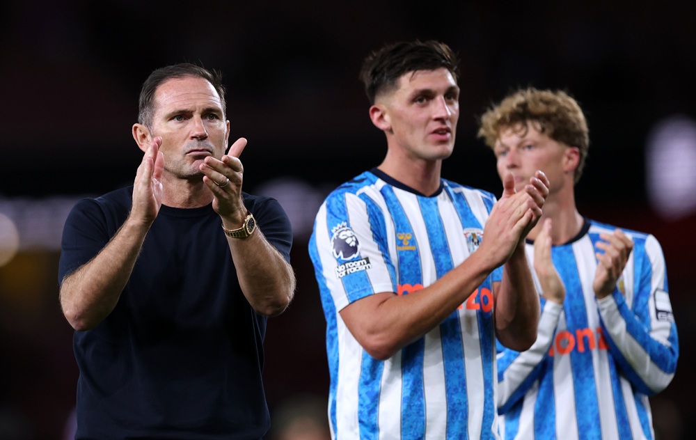 Lampard makes Arsenal prediction after 'champions' performance 2 Frank Lampard, Manager of Coventry City acknowledges the fans with Bobby Thomas of Coventry City after the Premier League 2026/27 match between Arsenal FC and Coventry City at Emirates Stadium on August 21, 2026 in London, England. (Photo by Julian Finney/Getty Images)