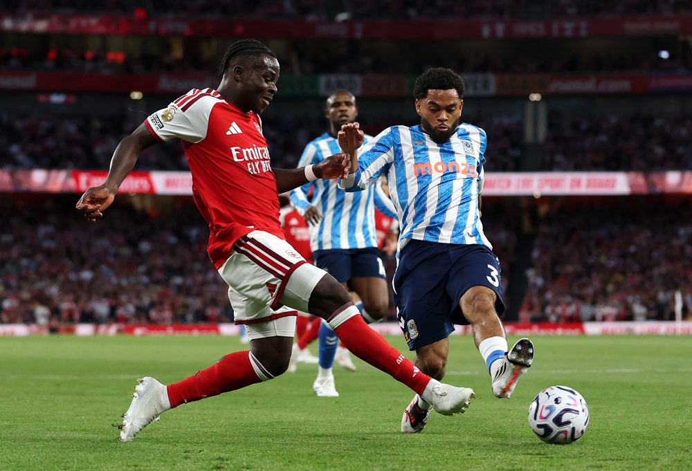 Bukayo Saka of Arsenal is challenged by Jay Dasilva of Coventry City during the Premier League 2026/27 match between Arsenal FC and Coventry City at Emirates Stadium on August 21, 2026 in London, England. (Photo by Julian Finney/Getty Images)
