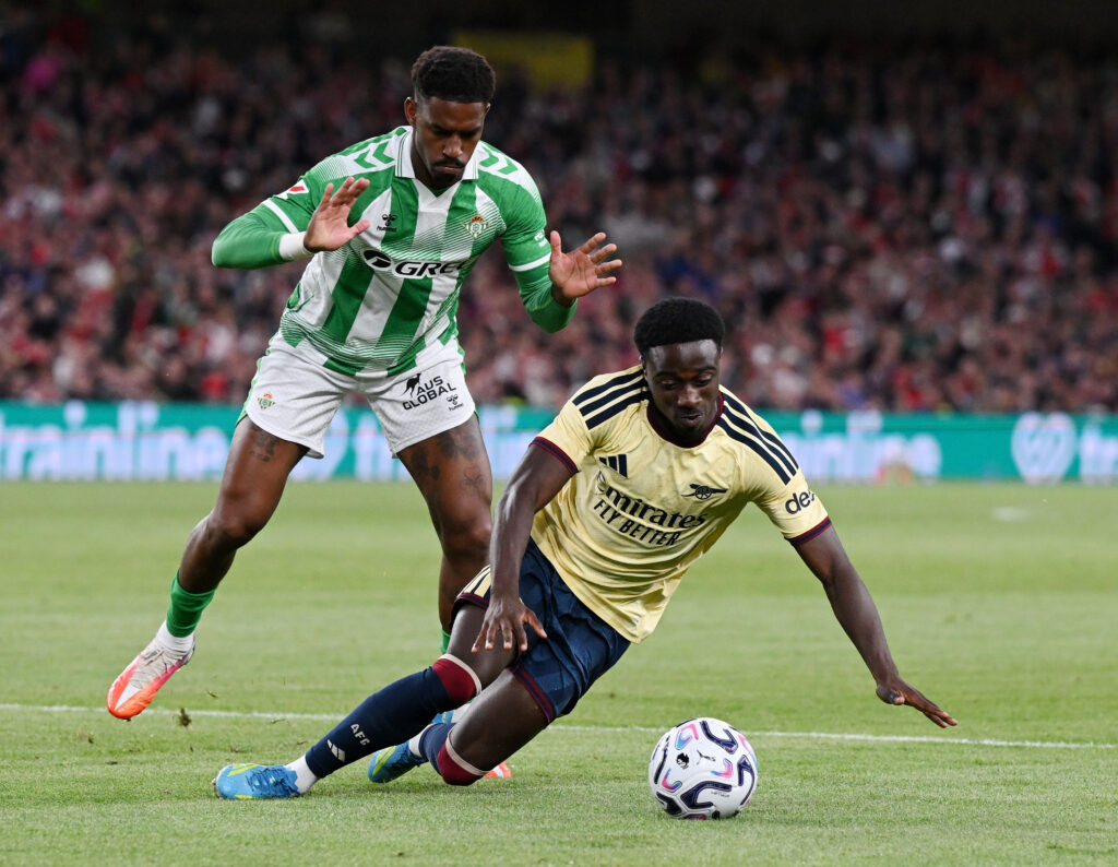 DUBLIN, IRELAND - AUGUST 05: Ismeal Kabia of Arsenal FC is challenged by Junior Firpo of Real Betis Balompie during the pre-season friendly match between Arsenal FC and Real Betis Balompie at Aviva Stadium on August 05, 2026 in Dublin, Ireland. (Photo by Charles McQuillan/Getty Images)