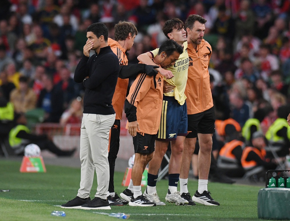 Louie Copley of Arsenal FC walks past Mikel Arteta, manager of Arsenal FC as he is helped off after sustaining an injury during the pre-season friendly match between Arsenal FC and Real Betis Balompie at Aviva Stadium on August 05, 2026 in Dublin, Ireland. (Photo by Charles McQuillan/Getty Images)