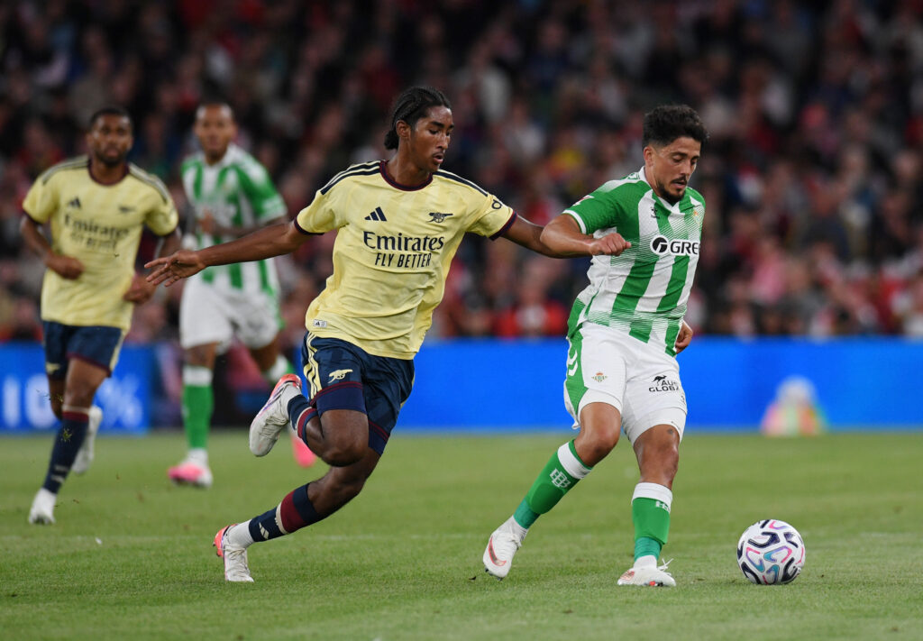 Marli Salmon signs professional contract with Arsenal 6 DUBLIN, IRELAND - AUGUST 05: Pablo Fornals of Real Betis Balompie is challenged by Marli Salmon of Arsenal FC during the pre-season friendly match between Arsenal FC and Real Betis Balompie at Aviva Stadium on August 05, 2026 in Dublin, Ireland. (Photo by Charles McQuillan/Getty Images)