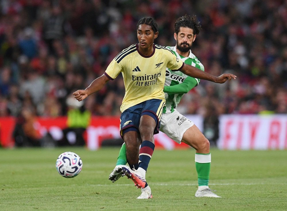 Marli Salmon of Arsenal FC is challenged by Isco of Real Betis Balompie during the pre-season friendly match between Arsenal FC and Real Betis Balompie at Aviva Stadium on August 05, 2026 in Dublin, Ireland. (Photo by Charles McQuillan/Getty Images)