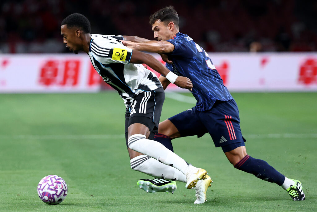 SINGAPORE, SINGAPORE - JULY 27: Joe Willock of Newcastle United controls the ball against Martin Zubimendi of Arsenal during the Pre-Season Friendly between Arsenal FC and Newcastle United at the National Stadium on July 27, 2025 in Singapore. (Photo by Yong Teck Lim/Getty Images)