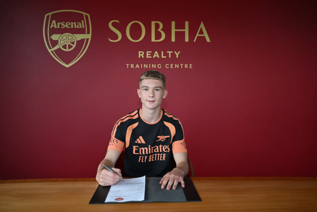 Axel Donczew signing his Arsenal contract