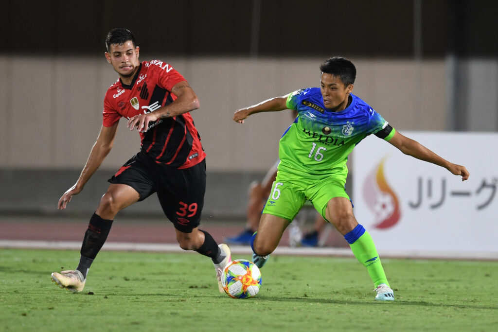 HIRATSUKA, JAPAN - AUGUST 07: Mitsuki Saito of Shonan Bellmare and Bruno Guimaraes of Atretico Paranaense compete for the ball during the game between Shonan Bellmare and Athletico Paranaense at Shonan BMW Stadium Hiratsuka on August 07, 2019 in Hiratsuka, Kanagawa, Japan. (Photo by Masashi Hara/Getty Images)