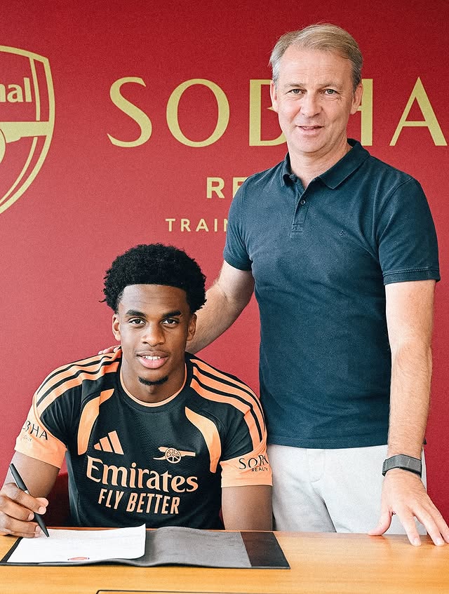 Vincent Joseph signing for Arsenal alongside Pascal De Maesschalck (Photo via Arsenal.com)