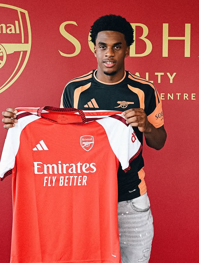Vincent Joseph signing for Arsenal (Photo via Arsenal Academy on Instagram)