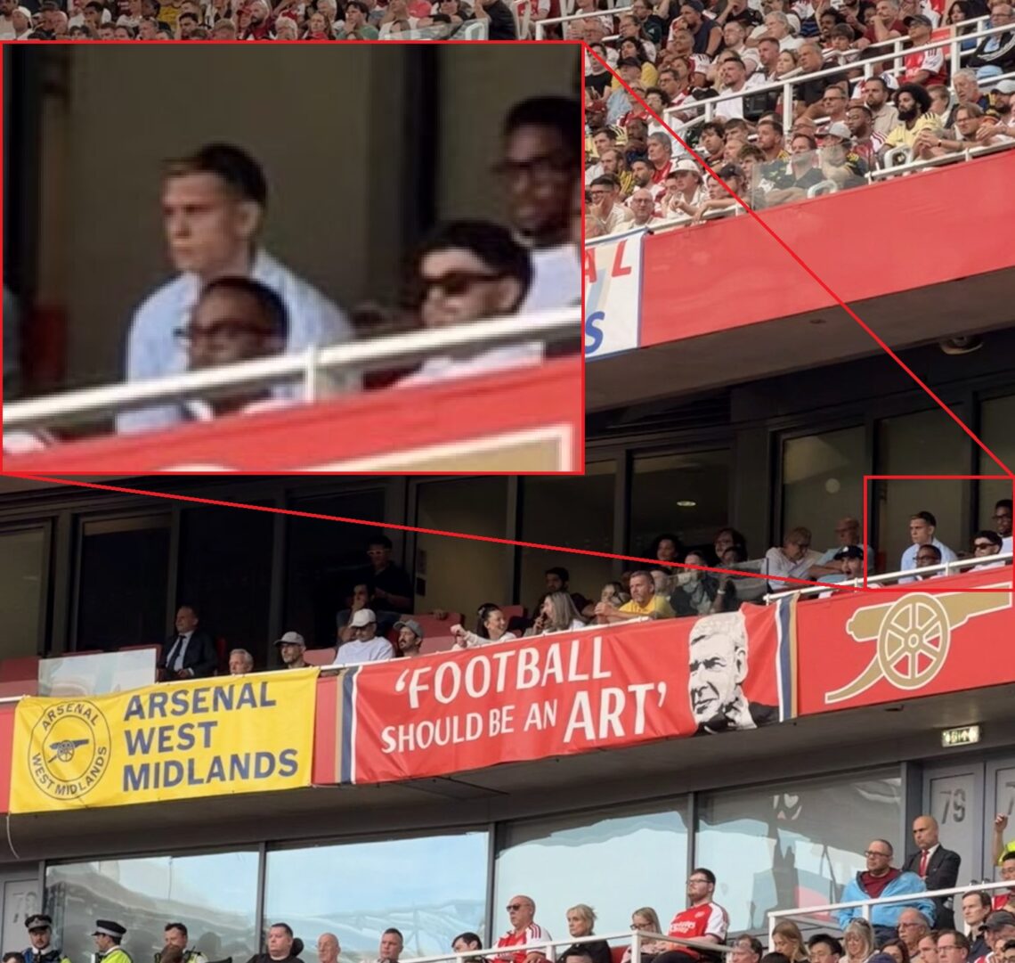 Leandro Trossard watching Arsenal-Chelsea with Jurrien Timber (Photo via @nerdyawayfan on Twitter)