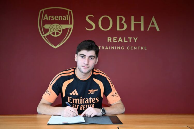 Andria Bartishvili signs his Arsenal contract (Photo via Arsenal.com)