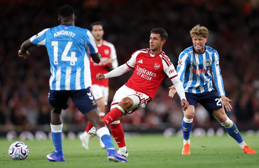 Martin Zubimendi of Arsenal passes the ball under pressure from Taiwo Awoniyi and Victor Torp of Coventry City during the Premier League 2026/27 match between Arsenal FC and Coventry City at Emirates Stadium on August 21, 2026 in London, England. (Photo by Julian Finney/Getty Images)