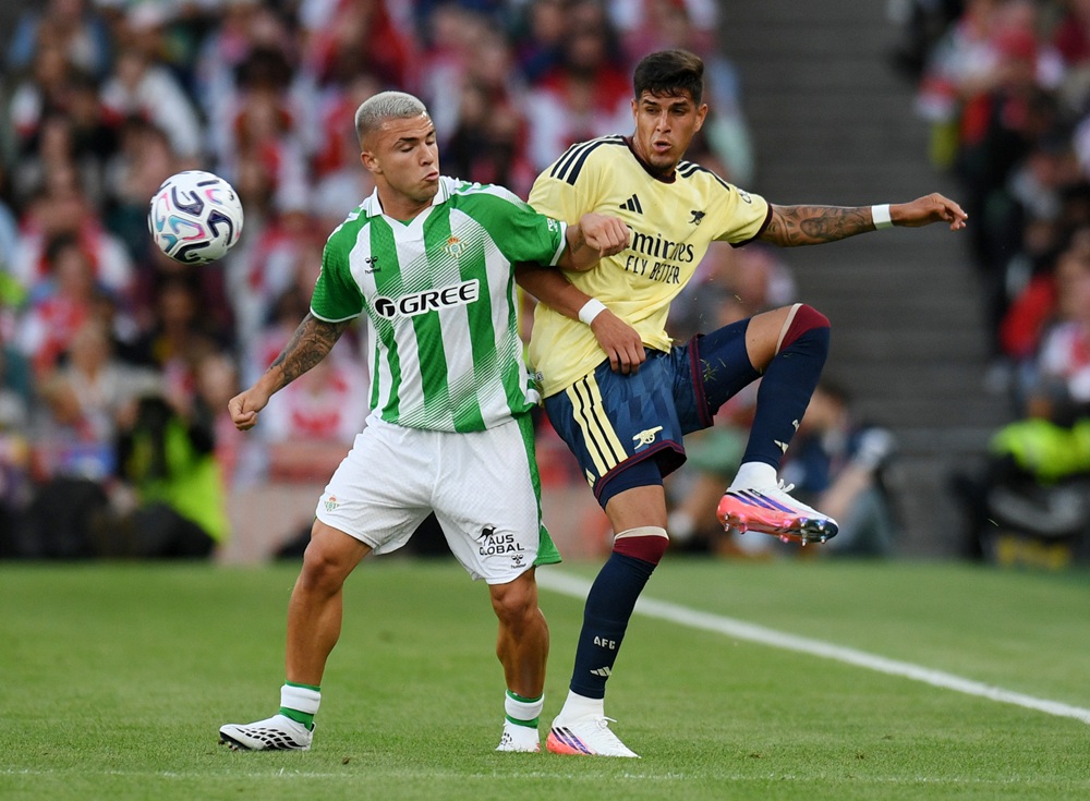 Arsenal almost signed Spanish winger on deadline day 3 Piero Hincapie of Arsenal FC is challenged by Pablo Garcia of Real Betis Balompie during the pre-season friendly match between Arsenal FC and Real Betis Balompie at Aviva Stadium on August 05, 2026 in Dublin, Ireland. (Photo by Charles McQuillan/Getty Images)