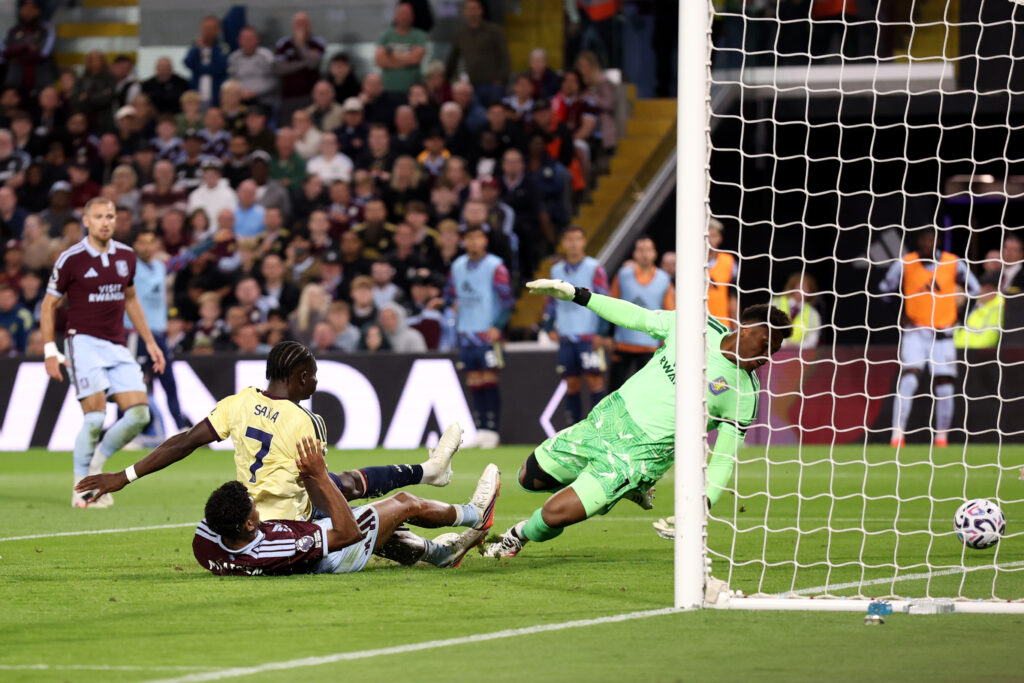 BIRMINGHAM, ENGLAND - AUGUST 31: Bukayo Saka of Arsenal scores his team’s first goal past Zion Suzuki of Aston Villa during the Premier League 2026/27 match between Aston Villa FC and Arsenal FC at Villa Park on August 31, 2026 in Birmingham, England. (Photo by Naomi Baker/Getty Images)