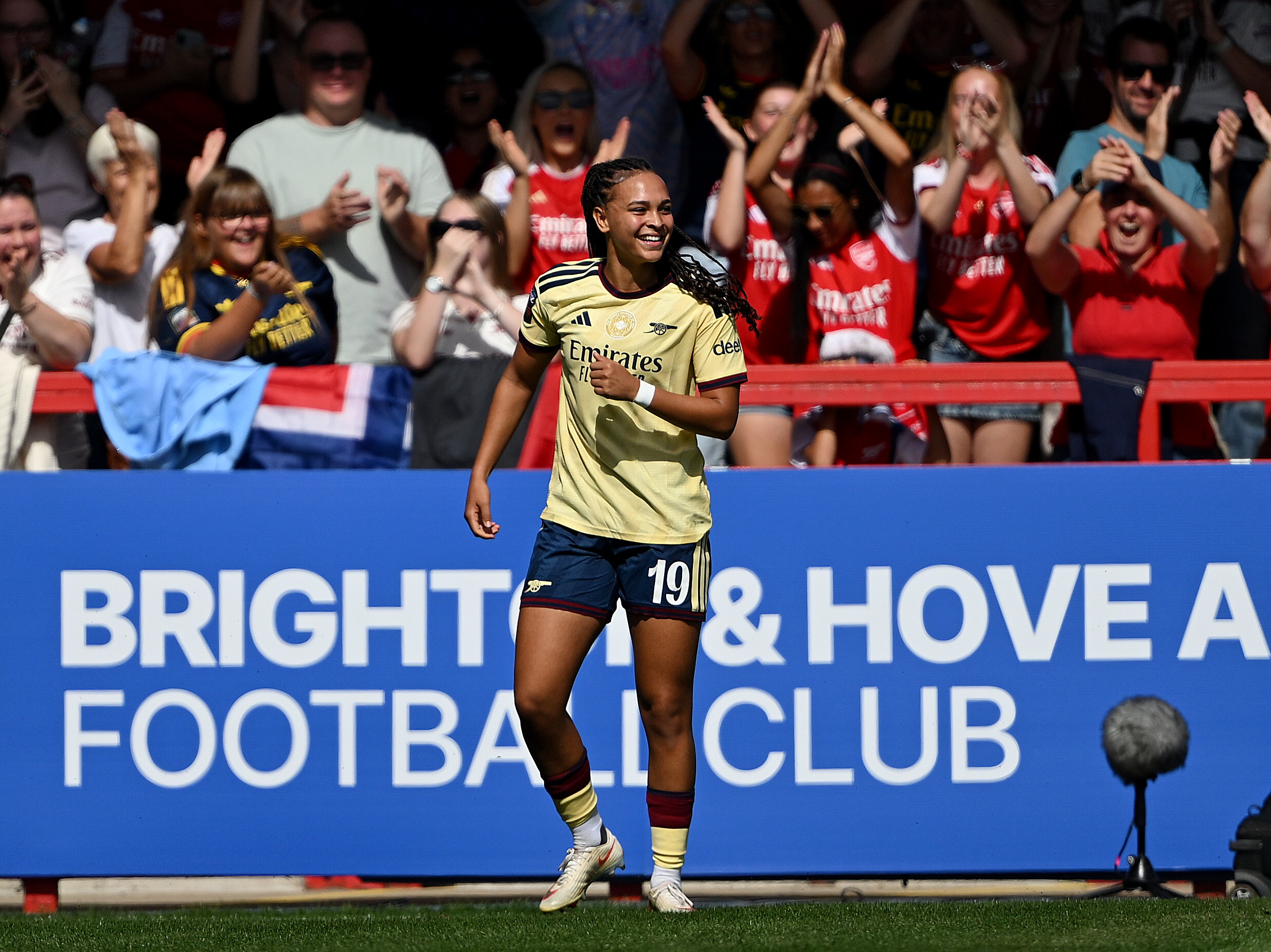 Debut wondergoal as Arsenal women beat Brighton