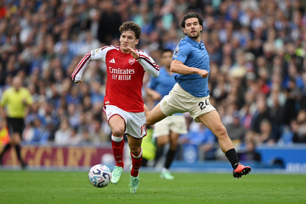 BRIGHTON, ENGLAND - SEPTEMBER 19: Christos Tzolis of Arsenal is put under pressure by Ferdi Kadoglu of Brighton & Hove Albion during the Premier League 2026/27 match between Brighton & Hove Albion and Arsenal FC at American Express Stadium on September 19, 2026 in Brighton, England. (Photo by Mike Hewitt/Getty Images)