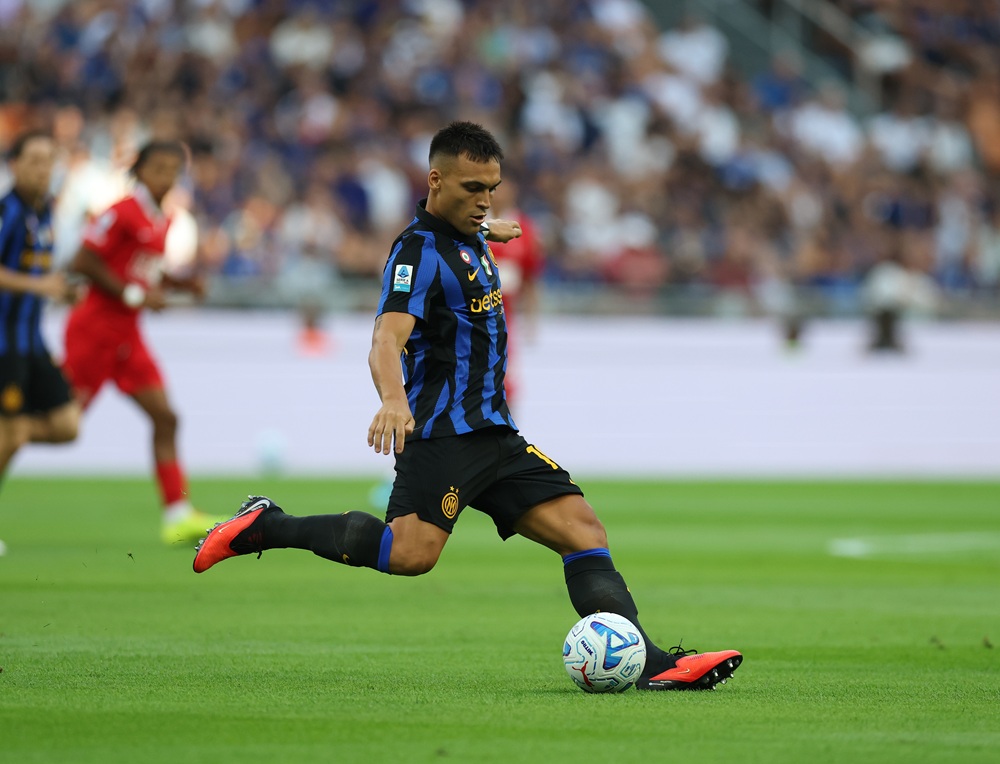 Lautaro Martinez of Internazionale in action during the Serie A match between FC Internazionale and AC Monza at Stadio Giuseppe Meazza on August 22, 2026 in Milan, Italy. (Photo by Claudio Villa/Getty Images)