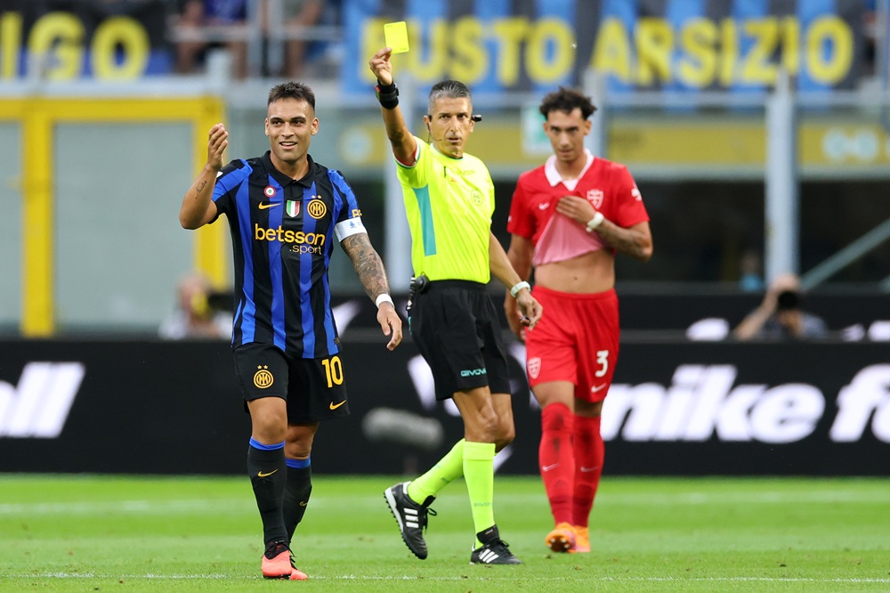 Lautaro Martinez of Internazionale receives a yellow card during the Serie A match between FC Internazionale and AC Monza at Stadio Giuseppe Meazza on August 22, 2026 in Milan, Italy. (Photo by Claudio Villa/Getty Images)